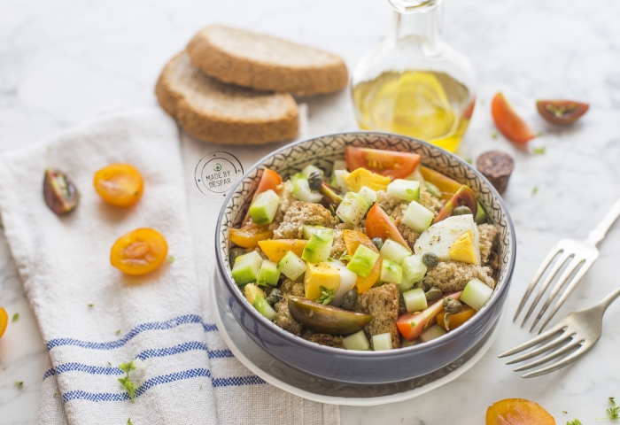 Panzanella con capperi, pomodorini e uova sode