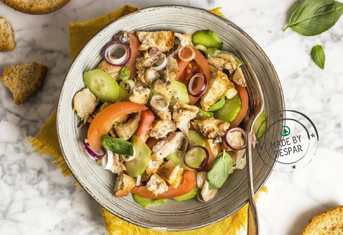 Panzanella con friselle e sgombro grigliato