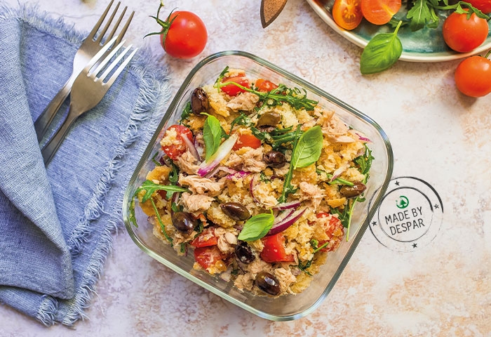 Panzanella con tonno, pomodorini, rucola e cipolla rossa