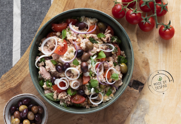 Panzanella con tonno, taggiasche, cipolla rossa e pomodorini