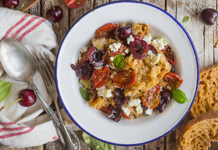 Panzanella di friselle con ciliegie, pomodorini confit e feta