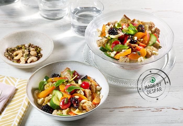Panzanella di verdura e frutta con anacardi e semi misti
