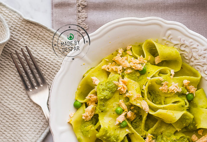 Pappardelle con crema di piselli e salmone