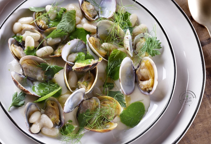 Passata di fagioli cannellini, salsa alle erbe, lime e vongole