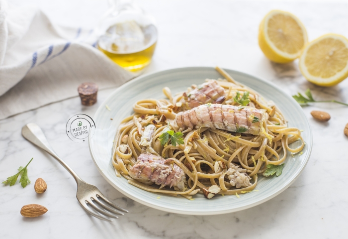 Pasta con canocchie, mandorle e limone