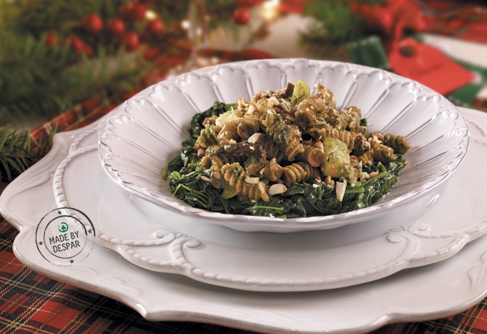 Pasta di legumi con pesto di spinaci, mandorle e pomodori secchi