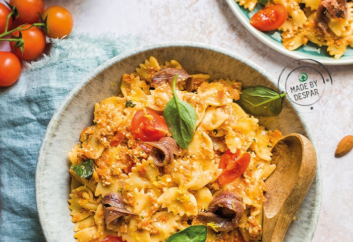 Pasta fredda con pesto di pomodori, mandorle, limone e filetti di alici