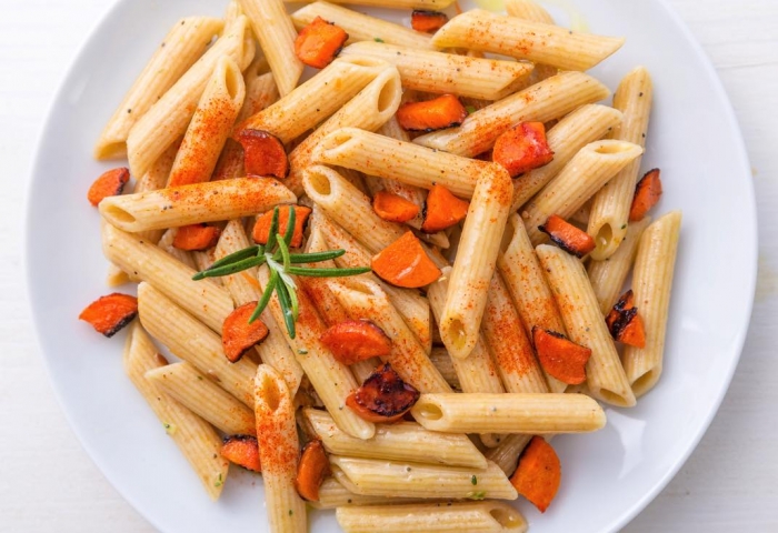 Pasta integrale con carote arrosto, aglio, paprika e rosmarino
