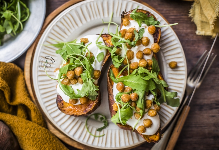 Patate dolci ripiene di yogurt greco, ceci croccanti e rucola