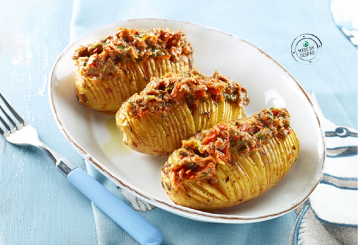 Patate hasselback con pesto di rucola e pomodori secchi