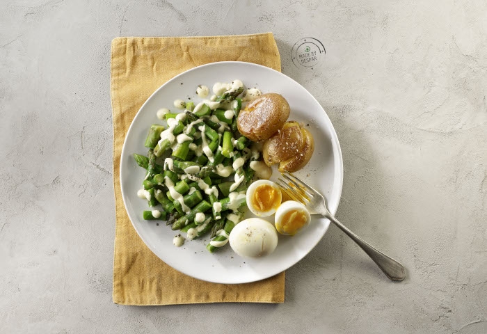 Patate novelle croccanti con asparagi saltati, uova barzotte e dressing allo yogurt e senape