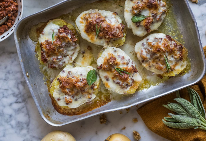 Patate ripiene di ragù di lenticchie e noci con besciamella e parmigiano