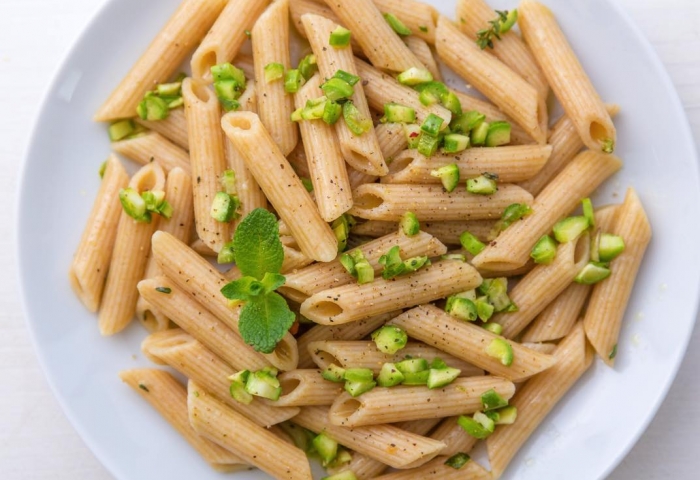 Penne integrali al ragù di asparagi e menta