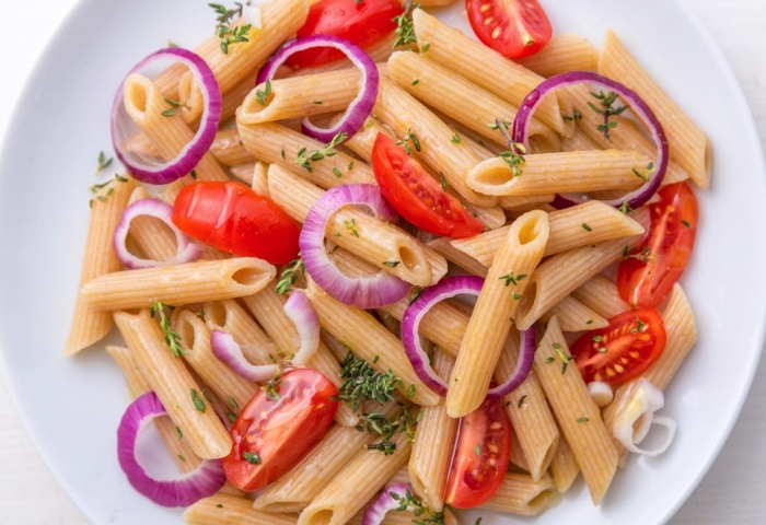 Penne integrali con pomodori, cipolla di Tropea al timo