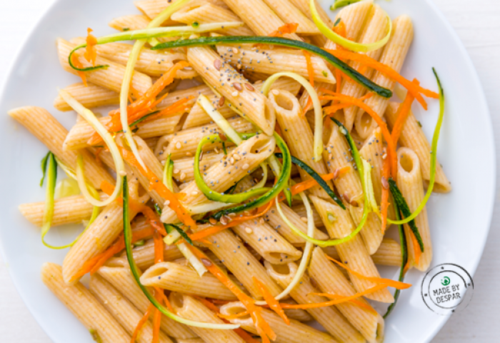 Penne integrali con spaghetti di verdure e olio di semi di sesamo tostati