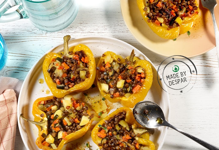 Peperoni ripieni di ratatouille di verdure, lenticchie all’aglio e cumino, patate