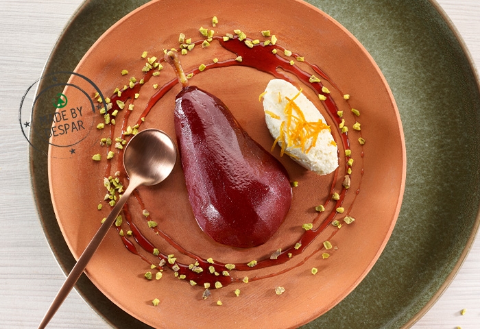 Pere al vino rosso e vaniglia su crema di ricotta all’arancia e pistacchi
