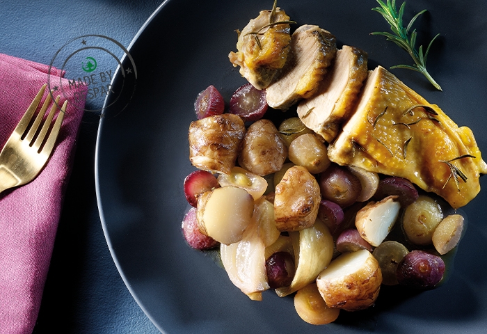Petto di faraona arrosto con topinambur, uva e cipolle