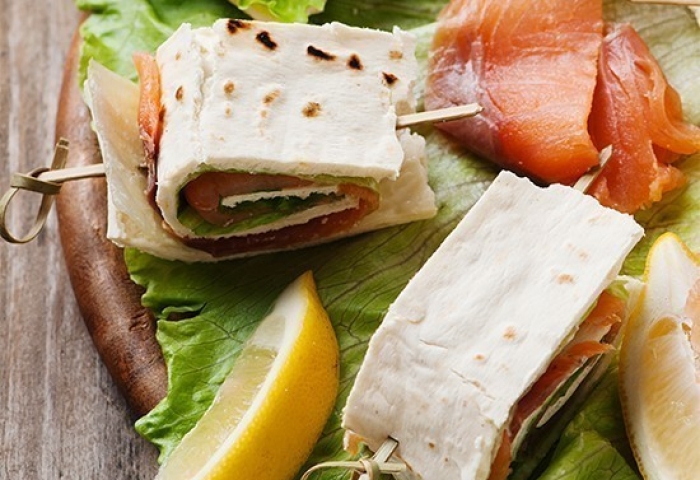 Piadine di riso con salmone e robiola