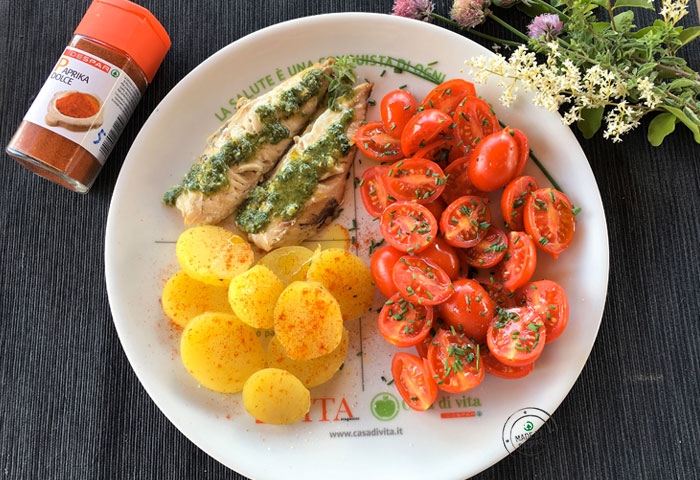 Piatto unico aromatico con pomodorini, sgombro e patate