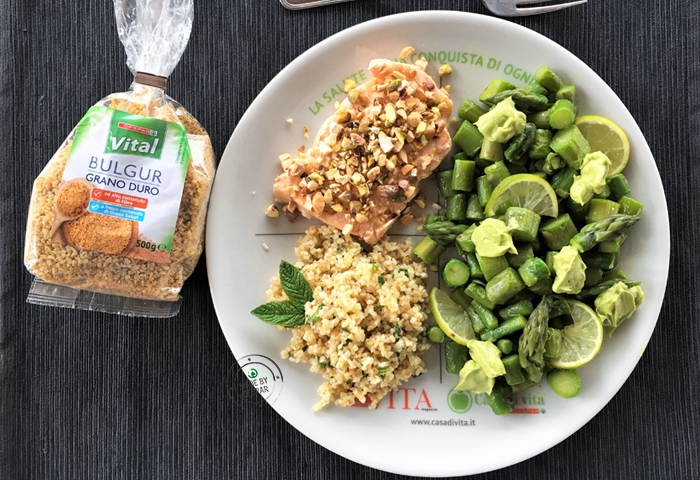 Piatto unico: asparagi con maionese veg, salmone e bulgur alla menta
