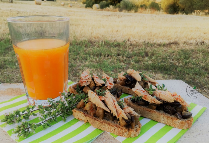 Piatto unico: bruschette integrali con tonno e melanzane con estratto di carote e zenzero