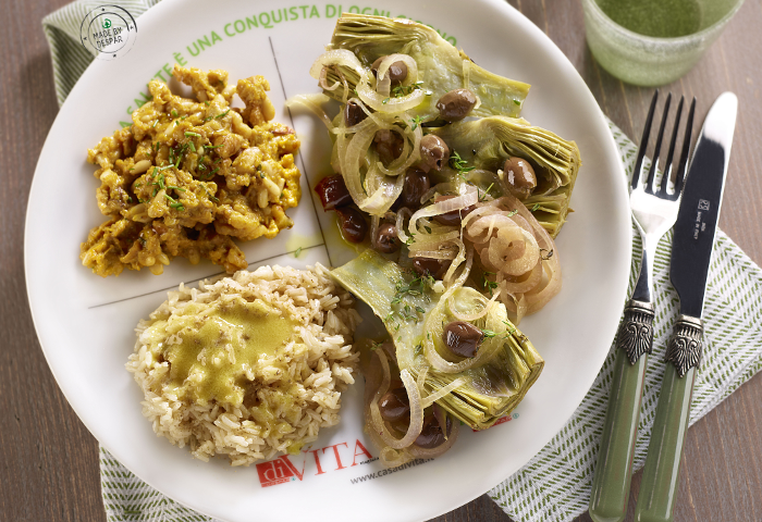 Piatto unico: carciofi alla greca, riso thai con emulsione al lime, uova strapazzate con frutta secca