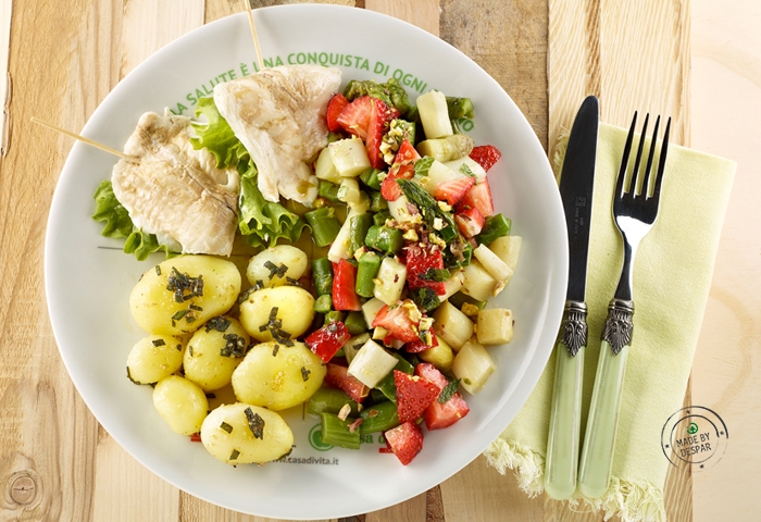 Piatto unico con asparagi alla menta e fragole, spigola, patate novelle