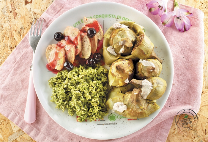 Piatto unico con carciofi, pollo alle ciliegie, riso verde