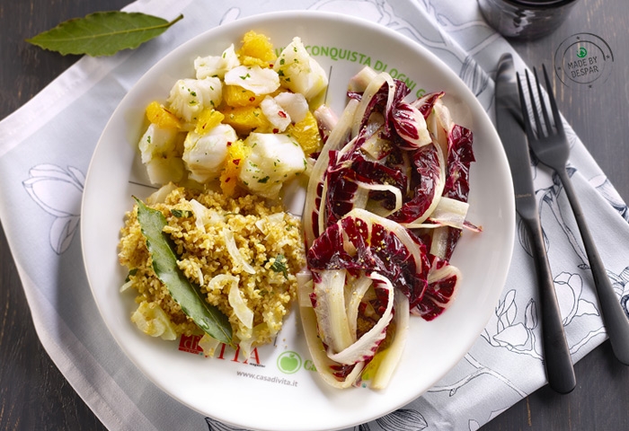 Piatto unico con radicchio marinato, bulgur con finocchi e bocconcini di nasello all’arancia