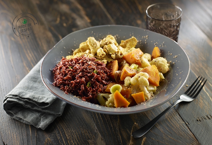 Piatto unico con verdure, pollo al cartoccio e riso rosso