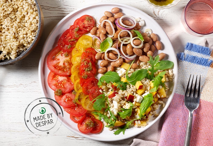Piatto unico dell’estate con pomodori, borlotti, orzo con pesche, feta e rucola