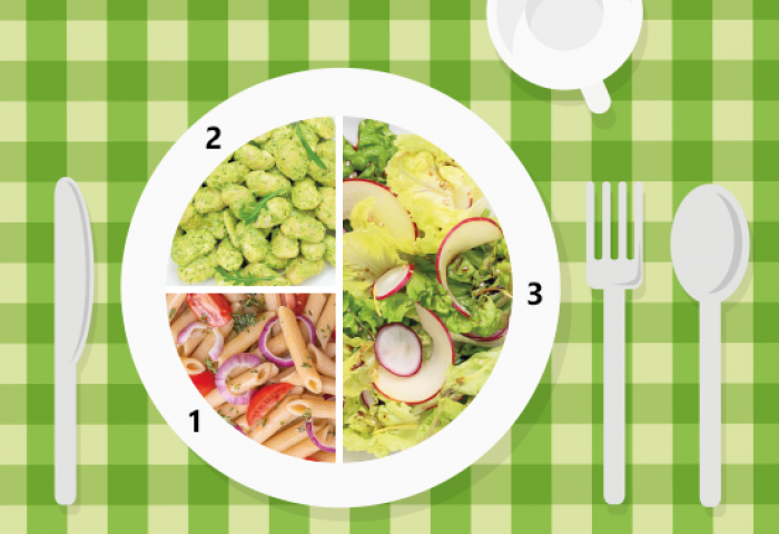 Piatto unico: insalata di lattuga, mela e ravanelli, penne integrali, fagioli