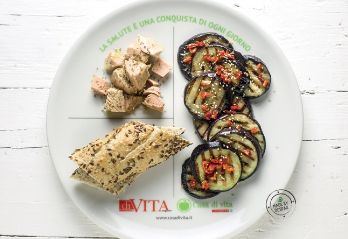 Piatto unico: melanzane grigliate, tonno profumato all’origano, pane integrale ai semi