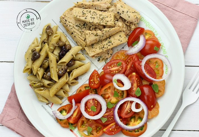 Piatto unico: pomodorini all’origano, tonno al pompelmo e maggiorana, pasta con finocchio e olive