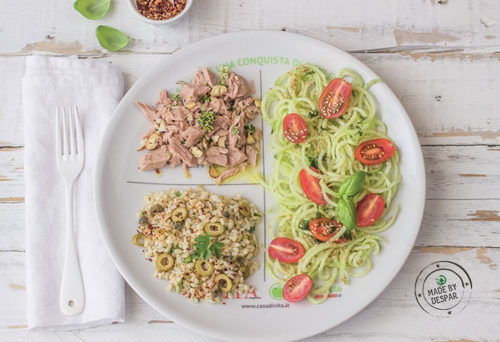 Piatto unico: spaghetti di cetrioli e pomodorini, tonno alle nocciole, riso integrale