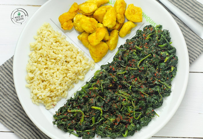 Piatto unico: spinaci alla paprika, pollo al curry e riso pilaf al cardamomo