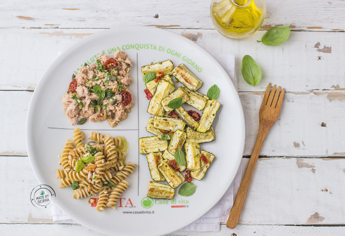 Piatto unico: zucchine al forno, tonno con pomodorini secchi, fusilli con mandorle