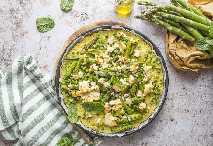 Pizza di riso con asparagi, piselli e feta