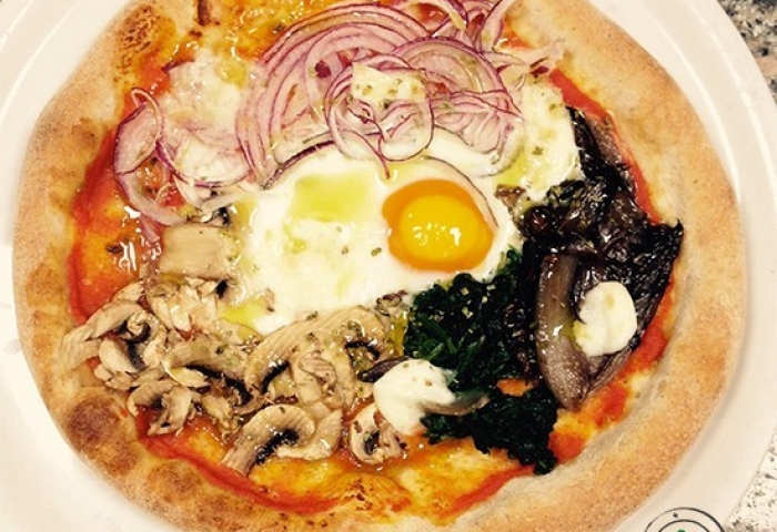 Pizza integrale con verdure, funghi e uovo