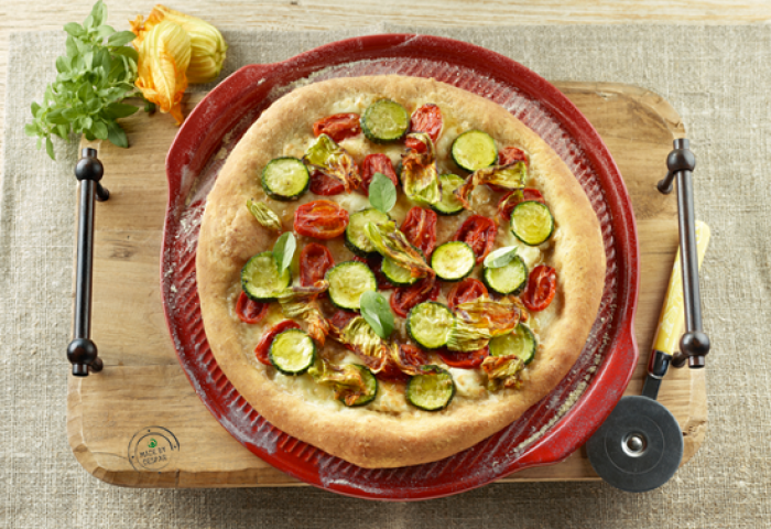 Pizza integrale con zucchine, pomodorini e fiori di zucca