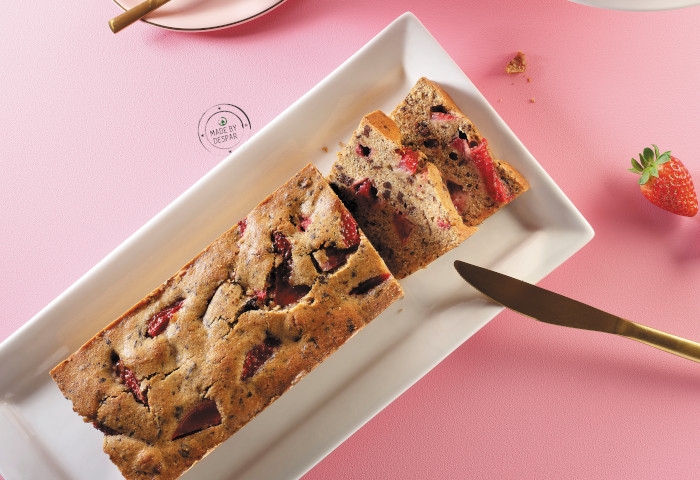 Plumcake con fragole, cioccolato e mandorle