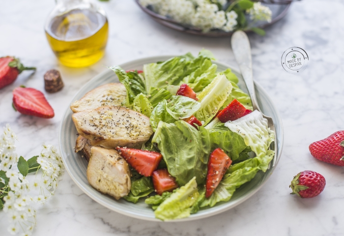 Pollo cotto a bassa temperatura con lattuga e fragole