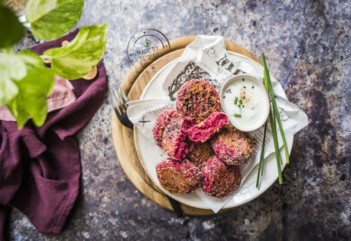 Polpette di barbabietole e ceci con salsa allo yogurt ed erba cipollina