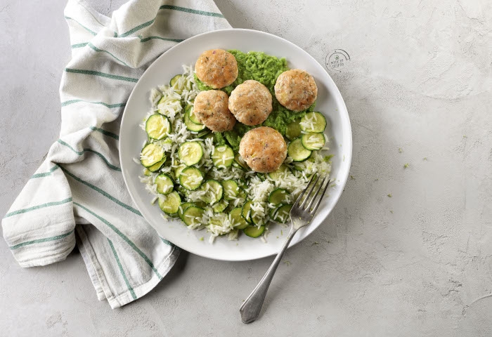 Polpette di salmone con zucchine saltate e riso basmati
