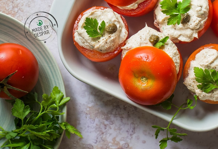 Pomodori crudi ripieni di crema di tonno e robiola