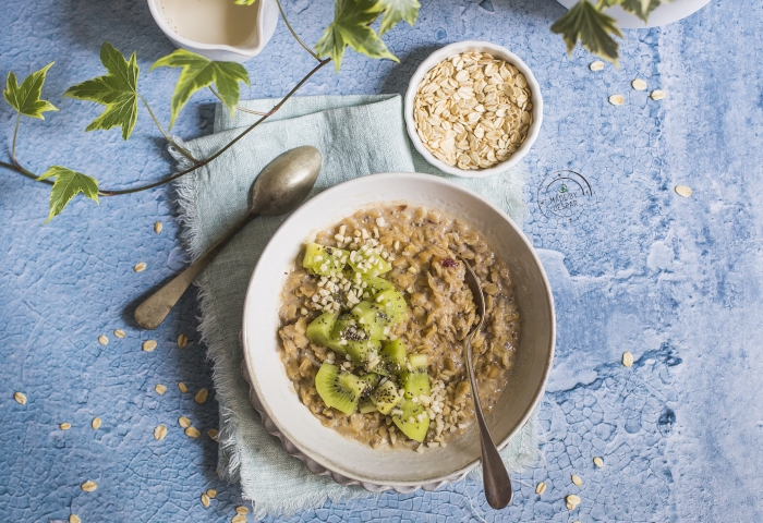 Porridge con kiwi, semi di chia e mandorle