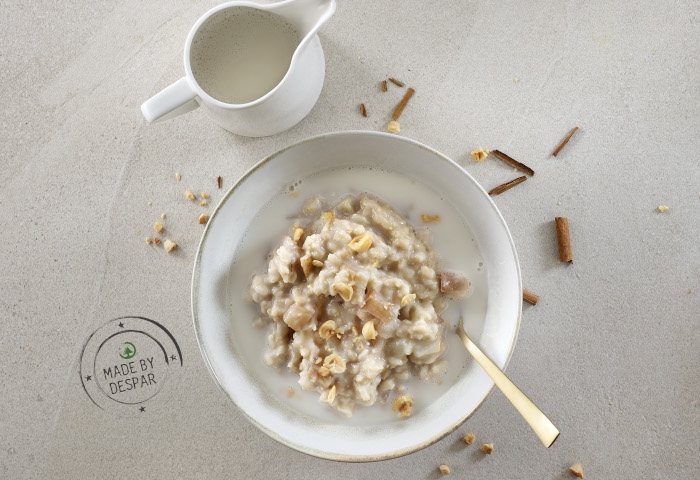 Porridge di avena alla pera e nocciole