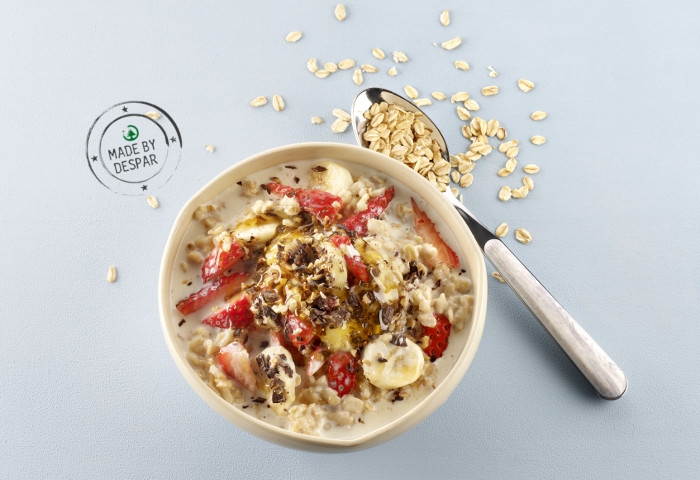 Porridge di avena con fragole, banane e cioccolato