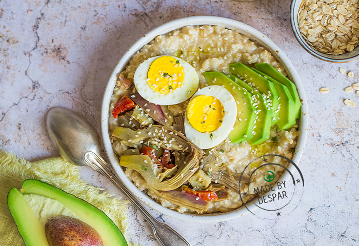 Porridge salato con uova, carciofi e avocado